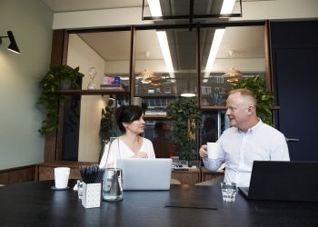 Mitarbeiter einer Social-Media-Marketing-Agentur